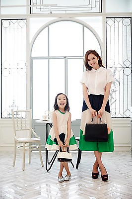 포토 JPG 전신 원피스 여자 딸 어린이 거실 가족 모녀 엄마 실내 서기 미소 들기 소녀 성인 두명 앞모습 30대 치마 화목 한국인 핸드백 커플룩 외출준비 여자만 국내포토 커플 옷 뷰포인트 컨셉 가방 관계 모션 하의 표정 사람 동양인 내부 장년 준비 파일형식