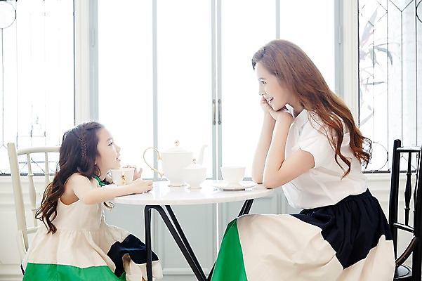 포토 JPG 원피스 여자 딸 어린이 가족 탁자 모녀 엄마 티타임 실내 미소 앉기 소녀 상반신 성인 두명 옆모습 30대 치마 마주보기 화목 한국인 찻잔 찻주전자 여자만 국내포토 옷 뷰포인트 가구 컨셉 관계 모션 하의 주전자 휴식 잔 표정 사람 동양인 내부 장년 파일형식