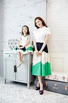 포토 JPG 전신 원피스 여자 딸 어린이 거실 가족 모녀 엄마 실내 서기 미소 앉기 소녀 성인 두명 앞모습 30대 치마 화목 한국인 외출준비 여자만 국내포토 옷 뷰포인트 컨셉 관계 모션 하의 표정 사람 동양인 내부 장년 준비 파일형식