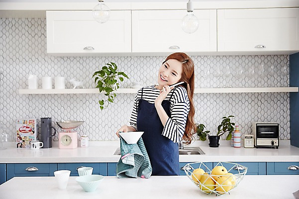 포토 JPG 우먼라이프 여자 여유 실내 한명 서기 상반신 성인 앞모습 30대 주방 한국인 싱크대 주부 통화 성인여자한명만 국내포토 1 라이프스타일 감정 뷰포인트 모션 사람 동양인 내부 장년 개수대 여자한명만 성인여자만 파일형식