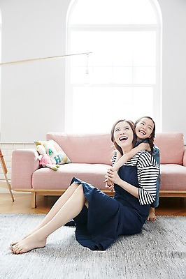 포토 JPG 전신 여자 딸 어린이 거실 가족 모녀 엄마 실내 서기 미소 앉기 소녀 성인 두명 옆모습 30대 소파 화목 한국인 즐거움 백허그 여자만 국내포토 감정 뷰포인트 컨셉 의자 관계 모션 포옹 표정 사람 동양인 내부 장년 파일형식