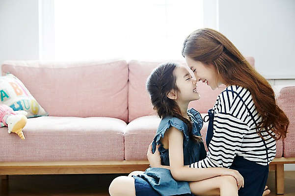 포토 JPG 여자 딸 어린이 거실 가족 안기 모녀 엄마 실내 미소 앉기 소녀 상반신 성인 두명 옆모습 30대 소파 화목 한국인 즐거움 여자만 얼굴맞대기 국내포토 감정 뷰포인트 컨셉 의자 관계 모션 표정 사람 동양인 내부 장년 파일형식