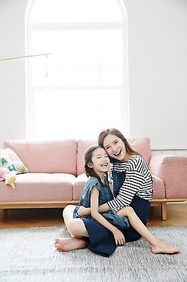 포토 JPG 전신 여자 딸 어린이 거실 가족 안기 모녀 엄마 실내 미소 앉기 소녀 성인 두명 옆모습 30대 소파 화목 한국인 여자만 국내포토 뷰포인트 컨셉 의자 관계 모션 표정 사람 동양인 내부 장년 파일형식