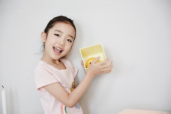 포토 JPG 여자 어린이 놀이 실내 한명 미소 앉기 소녀 상반신 옆모습 상자 한국인 즐거움 서랍장 올리기 놀기 소녀한명만 국내포토 1 감정 뷰포인트 가구 모션 표정 사람 동양인 내부 여자한명만 소녀만 파일형식