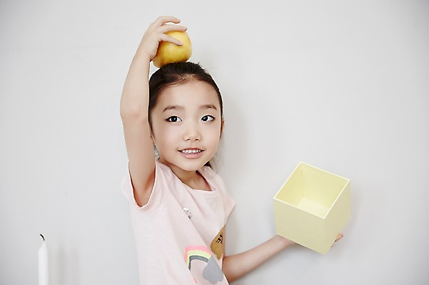 포토 JPG 여자 어린이 놀이 실내 한명 미소 앉기 소녀 상반신 옆모습 상자 한국인 즐거움 서랍장 올리기 놀기 소녀한명만 국내포토 1 감정 뷰포인트 가구 모션 표정 사람 동양인 내부 여자한명만 소녀만 파일형식