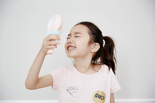 포토 JPG 여자 어린이 장난 휴식 실내 한명 들기 소녀 상반신 앞모습 눈감음 한국인 시원함 즐거움 소녀한명만 손풍기 국내포토 1 감정 뷰포인트 컨셉 모션 사람 동양인 내부 선풍기 휴대용 여자한명만 소녀만 파일형식