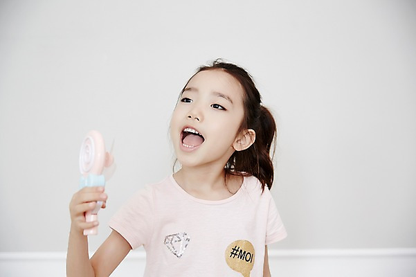 포토 JPG 여자 어린이 장난 휴식 실내 한명 들기 소녀 상반신 앞모습 한국인 시원함 즐거움 소녀한명만 손풍기 국내포토 1 감정 뷰포인트 컨셉 모션 사람 동양인 내부 선풍기 휴대용 여자한명만 소녀만 파일형식