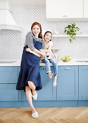 포토 JPG 전신 여자 딸 어린이 가족 모녀 엄마 실내 서기 미소 앉기 소녀 성인 두명 앞모습 30대 주방 화목 한국인 싱크대 여자만 국내포토 뷰포인트 컨셉 관계 모션 표정 사람 동양인 내부 장년 개수대 파일형식