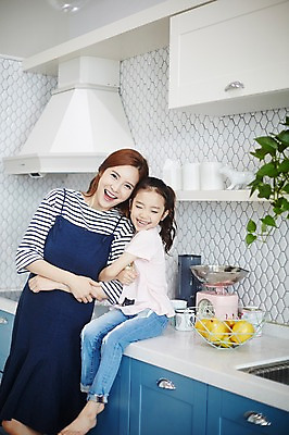 포토 JPG 전신 여자 딸 어린이 가족 모녀 엄마 실내 서기 미소 앉기 소녀 상반신 성인 두명 앞모습 30대 주방 화목 한국인 싱크대 여자만 국내포토 뷰포인트 컨셉 관계 모션 표정 사람 동양인 내부 장년 개수대 파일형식