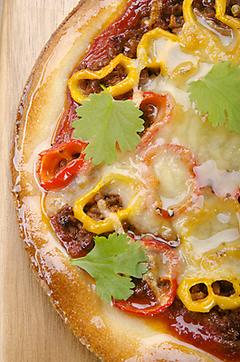 포토 JPG 해외이미지 음식 채소 고추 치즈 피자 패스트푸드 육류 요리 사람없음 목재 빨간색 초록색 노란색 식사 저녁식사 이탈리아 껍질 시골 고수 굽기 지중해 목판 해외202004 해외포토 나무 유럽 바다 컬러 식재료 재료 유제품 서양음식 인스턴트 구이 향신료 파일형식 이미지허브