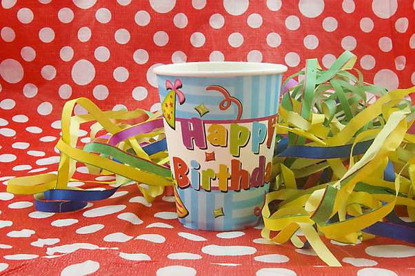 포토 JPG 해외이미지 백그라운드 사람없음 장식 컵 빨간색 초록색 파란색 컬러풀 노란색 파티 보라색 흰색 생일 해외202004 해외포토 식기 기념일 컬러 이벤트 파일형식 이미지허브