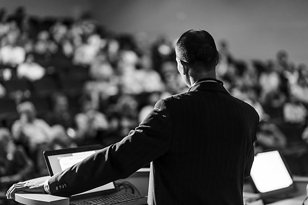 포토 JPG 해외이미지 남자 흑백 실내 한명 상반신 성인 뒷모습 아웃포커스 잡기 비즈니스맨 강의 강당 세미나 성인남자한명만 해외202004 해외포토 1 뷰포인트 비즈니스 모션 촬영기법 사람 내부 직장인 남자한명만 성인남자만 파일형식 이미지허브