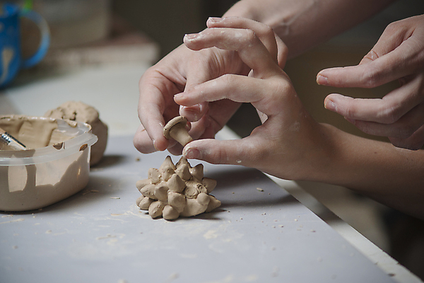 포토 JPG 해외이미지 모양 전통 라이프스타일 손 디자인 여자 문화 어린이 백그라운드 비즈니스 손가락 기술 창조 미술 사람 사람없음 갈색 젖음 터치 엄지손가락 작업 바퀴 도자기 감각 원주민 상품 디자이너 만들기 예술가 점토 진흙 토기 장인 조형 조절 도예가 돌리기 조각가 핸드메이드 해외202004 해외포토 직업 컬러 모션 문화예술 생활 신체부위 용기_그릇 아프리카인 파일형식 이미지허브