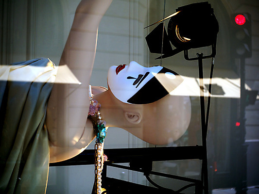 포토 JPG 해외이미지 드레스 유럽 가면 사람없음 쇼핑 반사 머리 마네킹 공상 스타일 방식 파리(프랑스) 해외202004 해외포토 옷 나라 신체부위 파일형식 이미지허브