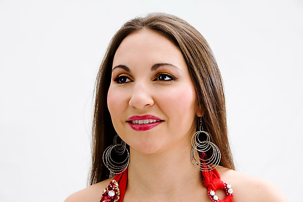 포토 JPG 해외이미지 백인 여자 행복 얼굴 갈색머리 이집트 한명 빨간색 머리 회색 흰색 중앙 동쪽 고립 시리아 아랍어 진실 해외202004 해외포토 서양인 1 헤어스타일 감정 컬러 중동 아프리카 사람 신체부위 방향 파일형식 이미지허브