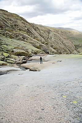 포토 JPG 해외이미지 라이프스타일 여자 유럽 여행 자연 휴가 산 한명 풍경 야외 물 강 노란색 산책 바위 개울 스페인 당구 웅덩이 해외202004 해외포토 자연요소 1 나라 컬러 휴식 사람 생활 구기 돌_바위 생태계 파일형식 이미지허브