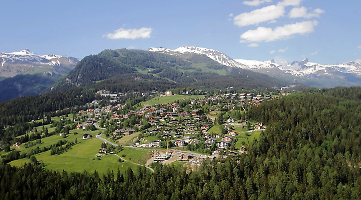 포토 JPG 해외이미지 나무 구름 자연 하늘 호텔 휴가 산 안테나 풍경 사람없음 건물 초록색 여름 파란색 여행객 마을 흰색 소나무 재산 숲 고도 스위스 휴양지 알프스 장면 타운 해외202004 해외포토 자연요소 식물 건축물 계절 유럽 컬러 통신 숙소 사람 금융 장소 도시 생태계 파일형식 이미지허브