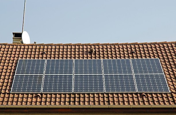 포토 JPG 해외이미지 과학 지붕 주택 안테나 사람없음 태양 환경 판넬 태양에너지 지구온난화 내추럴 생태학 해외202004 해외포토 자연요소 교육 통신 건물 그린에너지 기후변화 파일형식 이미지허브