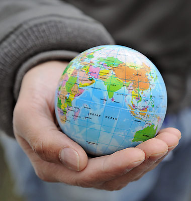 포토 JPG 해외이미지 손 지도 사람없음 지구본 해외202004 해외포토 신체부위 파일형식 이미지허브