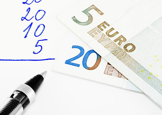 포토 JPG 해외이미지 종이 지폐 돈 비즈니스 사람없음 금융 경제 사무실 숫자 펜 유로 계산 계획 가격 묘사 오브젝트 회계 해외202004 해외포토 문자 컨셉 필기구 재산 파일형식 이미지허브