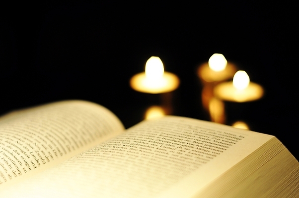 포토 JPG 해외이미지 교육 종교 크리스마스 학교 따뜻함 사람없음 책 빛 스터디 교회 우주 믿음 검은색 성경 어둠 골동품 오픈 예수 도서관 읽기 페이지 신성 신앙심 카피스페이스 해외202004 해외포토 기념일 감정 컬러 종교용품 종교건축 모션 건물 학습 공백 신_종교 파일형식 이미지허브