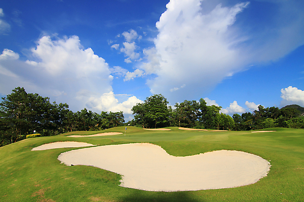 포토 JPG 해외이미지 주간 나무 구름 라이프스타일 모래 골프 골프장 하늘 잔디 사람없음 야외 초록색 여름 파란색 맑음 벙커 땅 해외202004 해외포토 자연요소 식물 계절 컬러 스포츠시설 날씨 생활 구기 파일형식 이미지허브