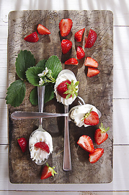 포토 JPG 해외이미지 음식 잎 과일 딸기 아이스크림 디저트 사람없음 빨간색 숟가락 우유 흰색 신선 맛 크림 휘핑크림 해외202004 해외포토 식물 컬러 컨셉 유제품 수저 휘핑 파일형식 이미지허브