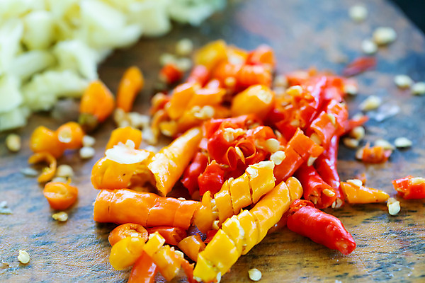 포토 JPG 해외이미지 음식 조각 백그라운드 채소 재료 고추 피망 파프리카 건강 요리 사람없음 목재 빨간색 컬러풀 쌓기 주방 흰색 신선 뜨거움 그룹 칼 자르기 향신료 매움 날것 슬라이스 후추 고립 해외202004 해외포토 나무 컬러 모션 맛 향미료 파일형식 이미지허브