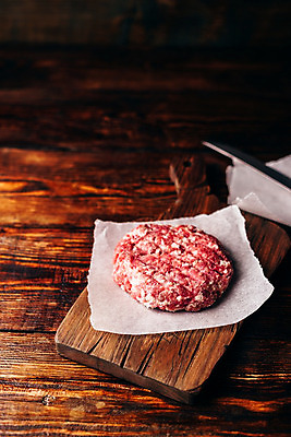 포토 JPG 해외이미지 식재료 실내 사람없음 패티 나무도마 나무탁자 종이호일 해외202004 해외포토 탁자 도마 내부 목재 파일형식 이미지허브