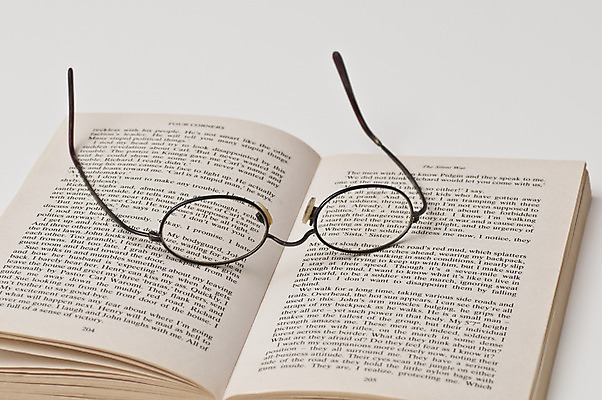 포토 JPG 해외이미지 디자인 응시 안경 백그라운드 유리 프레임 뿔 사람없음 책 가로 독서 반사 유행 검은색 장비 흰색 기구 오픈 쌍 투명 클래식 보호 그늘 플라스틱 가난 복고 시력 비전 고립 옛날 스타일 검안사 해외202004 해외포토 직업 시선 잡화 컬러 컨셉 재질 파일형식 안경사 이미지허브