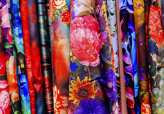 포토 JPG 해외이미지 전통 옷 꽃 아시아 문화 일러스트 휴가 기념 매달리기 선물 동양인 사람없음 장식 컬러풀 상점 축제 목도리 중국 직물 시장 상하이 실크 묘사 기념품 작약 해외202004 해외포토 식물 잡화 나라 컬러 모션 인종 오브젝트 파일형식 이미지허브