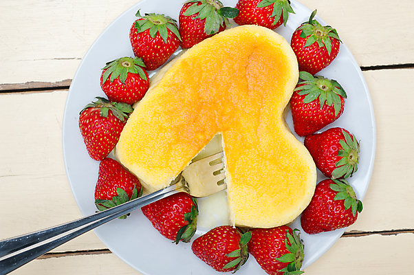 포토 JPG 해외이미지 접시 포크 딸기 디저트 사람없음 하이앵글 하트 자르기 치즈케이크 해외202004 해외포토 모양 식기 음식 뷰포인트 과일 모션 케이크 파일형식 이미지허브