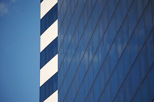 포토 JPG 해외이미지 구름 디자인 외관 비즈니스 건축양식 창문 유리 하늘 미래 새로움 아파트 프레임 사람없음 야외 건물 금융 파란색 사무실 태양 반사 탑 고층빌딩 장비 도시 업무 도심 은색 큼 땅 아래 기중기 장면 지역 철강 해외202004 해외포토 자연요소 건축물 건축 컬러 컨셉 재질 주택 빌딩 경제 작업 중장비 크기 방향 위치 파일형식 이미지허브