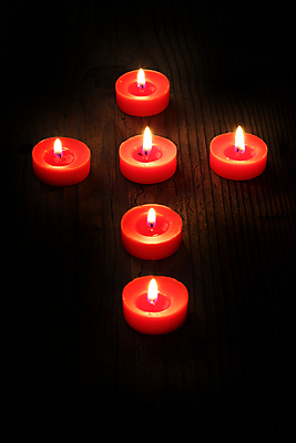 포토 JPG 해외이미지 기독교 종교 백그라운드 컨셉 십자가 촛불 추상 불꽃 사람없음 빨간색 교회 평화 검은색 어둠 기도 축하 그룹 영혼 소프트포커스 심볼 신앙심 줄서기 해외202004 해외포토 컬러 무늬 초 종교건축 모션 불 촬영기법 건물 파일형식 이미지허브