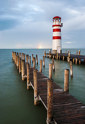 포토 JPG 해외이미지 구름 응시 유럽 호수 파도 바다 여행 무지개 하늘 휴가 등대 항해 경고 안전 사람없음 목재 물 빛 햇빛 일출 탑 항구 어둠 황혼 일몰 새벽 오스트리아 야간 저녁 방파제 포트 네비게이션 두더지 해외202004 해외포토 자연요소 나무 건축물 시선 공공시설 나라 배_교통 재료 교통시설 태양 노을 파일형식 이미지허브