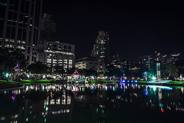 포토 JPG 해외이미지 공원 벽 백그라운드 비즈니스 건축양식 창문 유리 하늘 성공 추상 사람없음 야외 건물 금융 파란색 사무실 탑 정원 흰색 도시 센터 야간 상업 철강 해외202004 해외포토 자연요소 건축물 공공시설 건축 컬러 컨셉 무늬 재질 경제 파일형식 이미지허브