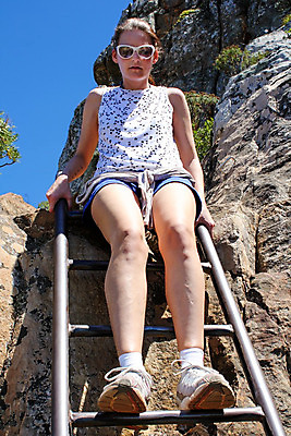 포토 JPG 해외이미지 백인 1 라이프스타일 여자 행복 스포츠 사다리 아프리카 자연 산 한명 사람 앉기 성인 야외 세로 등산 절벽 도전 흰색 위험 오르기 남아프리카 케이프타운 해외202004 해외포토 서양인 감정 나라 컬러 컨셉 모션 생활 트래킹 도구 생태계 남아프리카공화국 파일형식 이미지허브