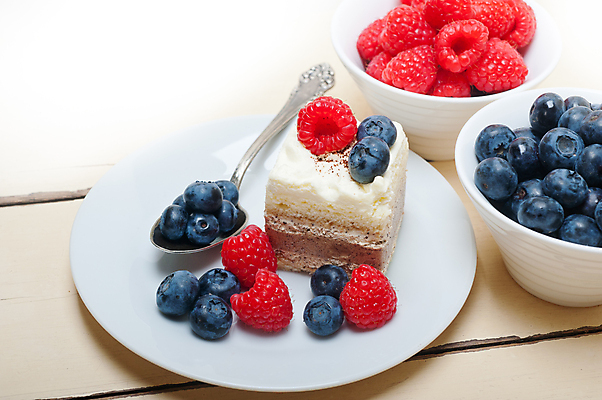 포토 JPG 해외이미지 접시 디저트 사람없음 케이크 달콤 블루베리 산딸기 해외202004 해외포토 식기 음식 과일 맛 파일형식 이미지허브