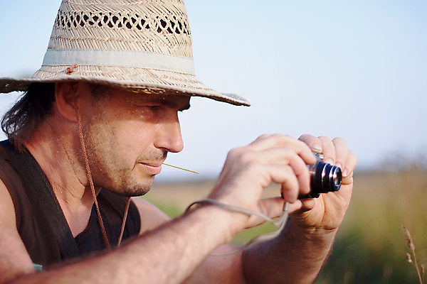 포토 JPG 해외이미지 웰빙 남자 행복 얼굴 여행 자연 하늘 남편 휴가 휴식 건강 한명 사람 성인 야외 햇빛 머리 유행 카메라 기쁨 은퇴 사진사 어깨 팔 진짜 해외202004 해외포토 1 감정 컨셉 신체부위 전자제품 태양 작가 생태계 파일형식 이미지허브