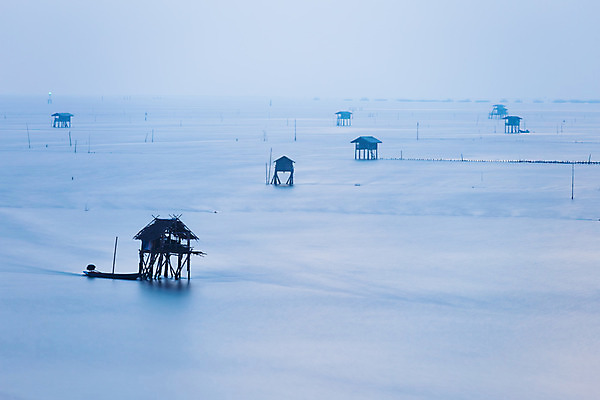 포토 JPG 해외이미지 디자인 파도 바다 겨울 태국 자연 하늘 아침 낚시 바람 주택 미술 풍경 사람없음 건물 목재 물 파란색 태양 추위 수확 안개 골동품 보트 매끈함 수분 시원함 홍수 복고 먼지 낚시꾼 블러 옛날 해외202004 해외포토 주간 자연요소 나무 건축물 계절 아시아 컬러 농업 배_교통 재료 레저 날씨 문화예술 감각 자연재해 생태계 파일형식 이미지허브