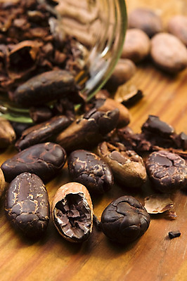 포토 JPG 해외이미지 유리병 실내 사람없음 아웃포커스 초콜릿 나무탁자 카카오 카카오닙스 해외202004 해외포토 탁자 병_용기 디저트 촬영기법 내부 견과류 파일형식 이미지허브