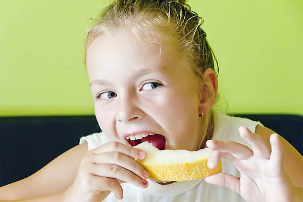 포토 JPG 해외이미지 백인 여학생 유럽 어린이 수박 한명 파란색 금발 흰색 9 8 멜론 6 먹기 7 해외202004 해외포토 서양인 1 학생 헤어스타일 여자 나라 컬러 과일 모션 사람 숫자 파일형식 이미지허브