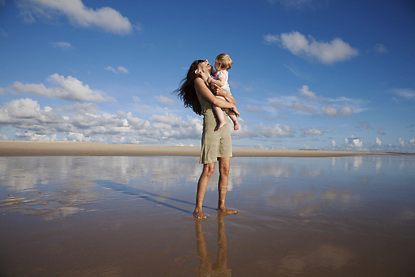 포토 JPG 해외이미지 백인 라이프스타일 여자 딸 행복 감정 무기 어린이 바다 가족 관계 포옹 엄마 휴가 갈색머리 함께함 미소 사람 성인 두명 여름 파란색 선글라스 반사 침묵 기쁨 아기 잡기 걸음마 카피스페이스 해외202004 해외포토 서양인 헤어스타일 계절 안경 컬러 컨셉 안기 모션 표정 생활 소리 공백 파일형식 이미지허브
