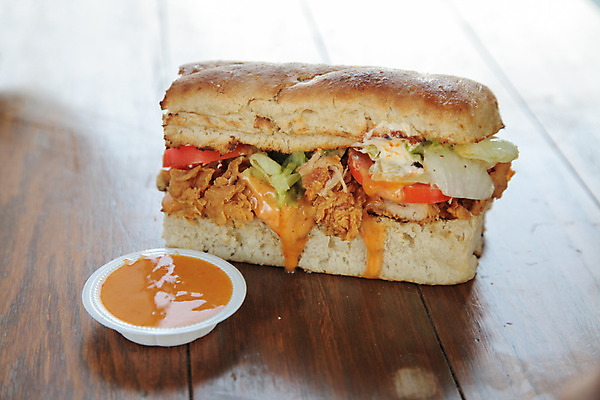 포토 JPG 해외이미지 음식 빵 조각 백그라운드 잎 토마토 탁자 양파 치즈 건조 파슬리 샌드위치 건강 요리 사람없음 초록색 태양 갈색 파티 식사 치킨 튀김 햄버거 흰색 신선 맛 바게트 작음 허브 카나페 크림 심플 치수 토막 점심식사 미니 핸드메이드 후보 해외202004 해외포토 자연요소 식물 컬러 가구 컨셉 채소 유제품 패스트푸드 서양음식 이벤트 크기 닭고기요리 파일형식 이미지허브