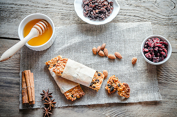 포토 JPG 해외이미지 실내 사람없음 삼베 아몬드 꿀 건과일 시나몬스틱 에너지바 허니디퍼 종이호일 그래놀라 나무배경 해외202004 팔각회향 해외포토 음식 백그라운드 과일 건조 내부 견과류 도구 향신료 시나몬 파일형식 천_직물 이미지허브