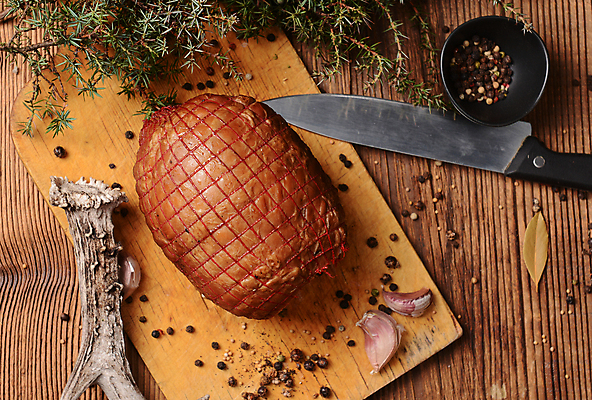 포토 JPG 해외이미지 음식 백그라운드 잎 뿔 육류 돼지고기 사람없음 목재 주방 어둠 시골 신선 양념 맛 숲 책상 향신료 준비 햄 사냥 베이컨 훈제 내추럴 옛날 핸드메이드 향나무 해외202004 해외포토 나무 식물 가구 컨셉 식재료 재료 향미료 파일형식 이미지허브