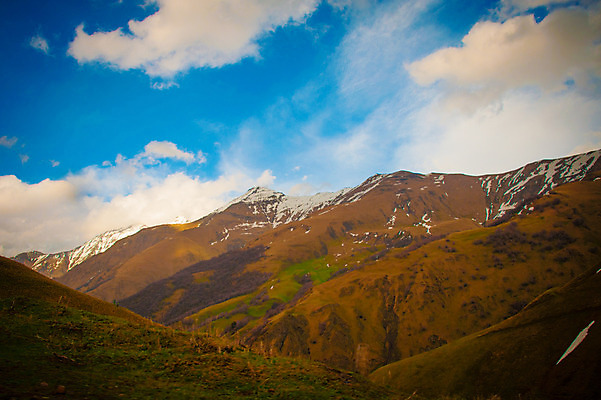 포토 JPG 해외이미지 나무 구름 계절 공원 여행 자연 하늘 휴가 산 안테나 파노라마 풍경 사람없음 야외 여름 파란색 계곡 침묵 하이킹 바위 시골 숲 언덕 산등성이 빙하 장면 지역 스카이라인 통과 무한 삼림지대 웅장함 전국 절정 조지아 해외202004 해외포토 자연요소 식물 공공시설 컬러 통신 레저 촬영기법 소리 돌_바위 생태계 동유럽 파일형식 이미지허브
