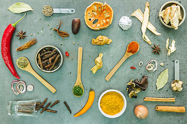 포토 JPG 해외이미지 계절 음식 재료 고추 마늘 종류 요리 사람없음 컬러풀 주방 양념 고수 선택 가루 허브 레시피 후추 생강 강렬 놋쇠 시나몬 강황 해외202004 해외포토 식물 컬러 컨셉 채소 식재료 향신료 파일형식 이미지허브