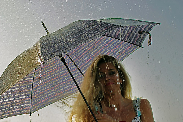 포토 JPG 해외이미지 모델 공원 여자 행복 우산 자연 날씨 한명 미소 사람 성인 여름 유행 기쁨 가을 해외202004 해외포토 1 계절 공공시설 감정 표정 생태계 파일형식 이미지허브