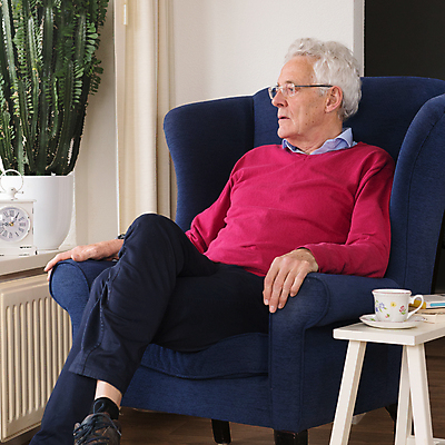 포토 JPG 해외이미지 식물 응시 안경 시계 분홍색 가구 의자 창문 주택 실내 한명 사람 앉기 야외 내부 파란색 회색 슬픔 시간 고독 60대 은퇴 문제 옛날 혼자 해외202004 해외포토 1 시선 잡화 노년 감정 컬러 생활용품 모션 건물 파일형식 이미지허브